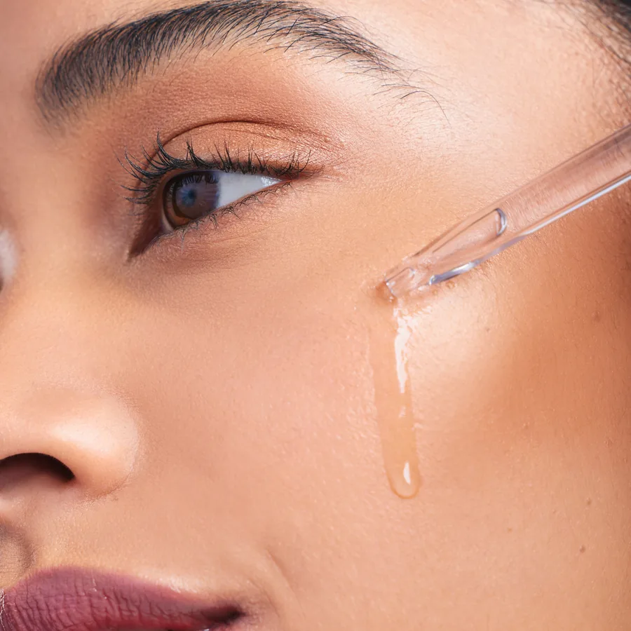 Aplicación de serum sobre la piel — cuidado de la piel en UniqDerm
